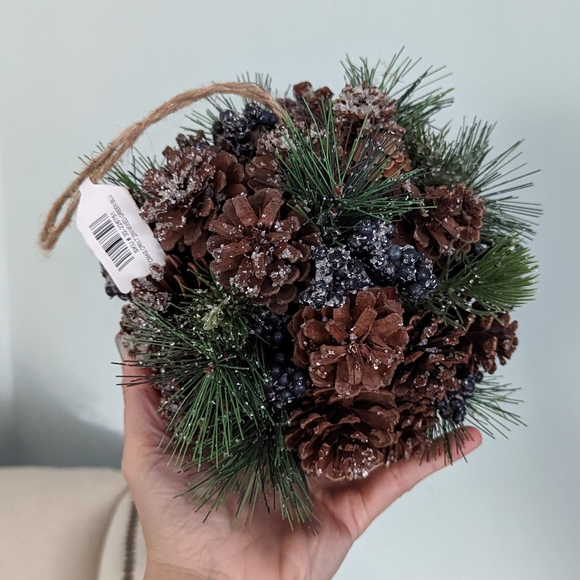 Set of 2 pinecone/evergreen/berry clusters, Christmas decor - Picture 3 of 3